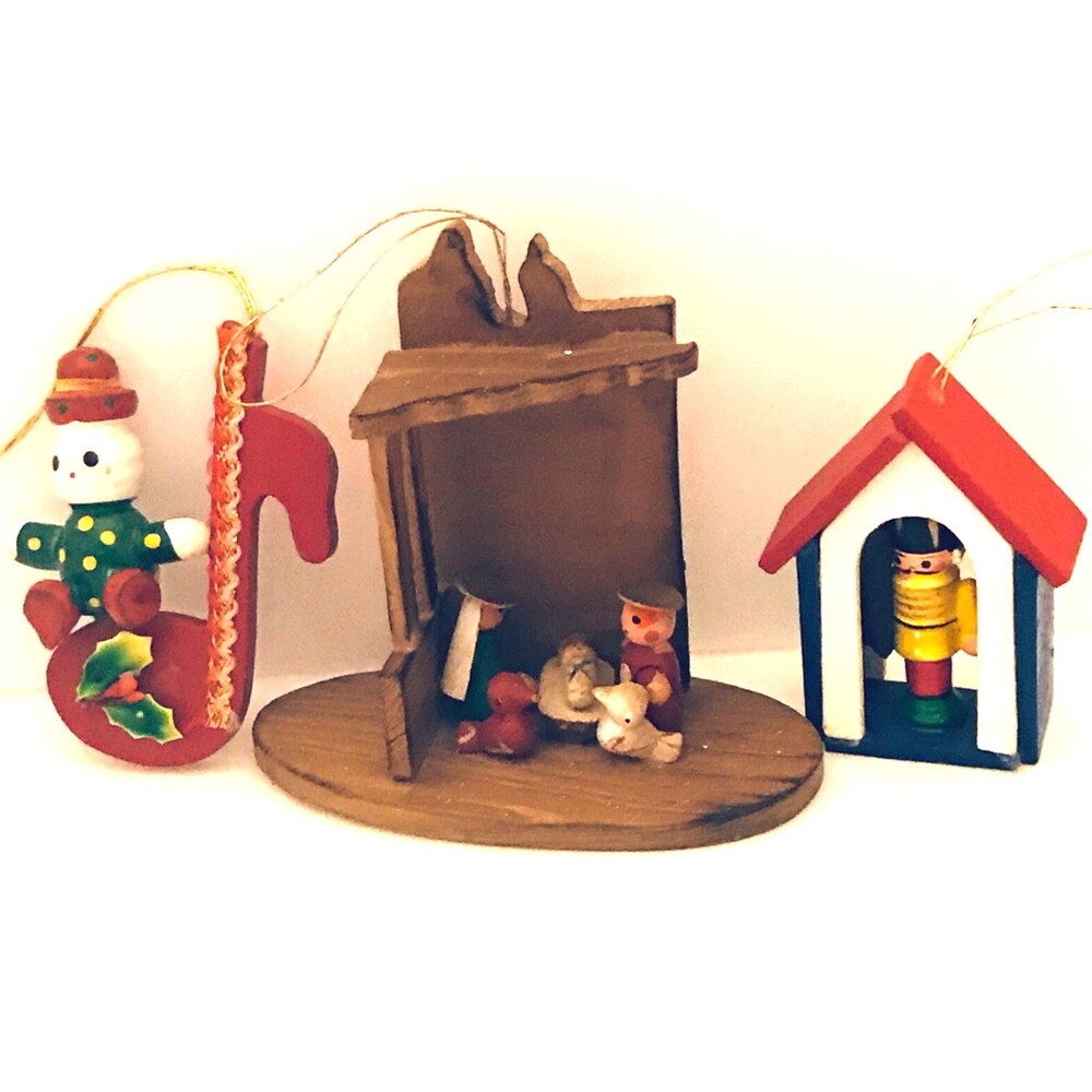 #2909 Russ Vintage wood Christmas ornaments   3.25 X 3.5